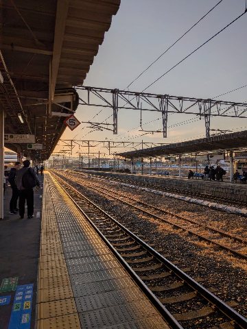 訪問と帰りの駅のホーム